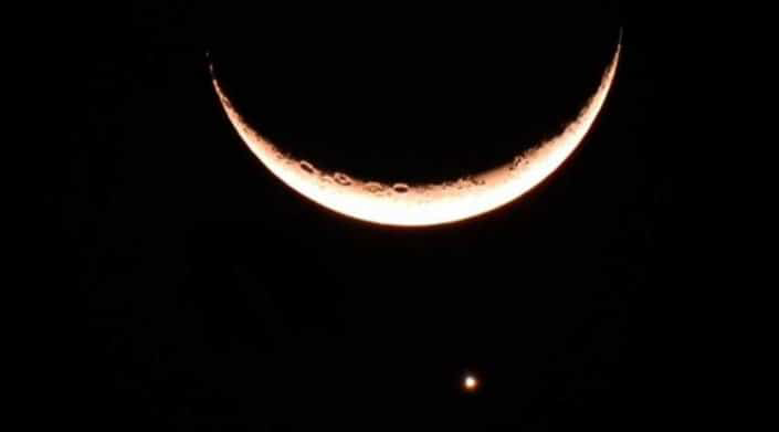 वाराणसी सहित पूरे देश में दिखा चांद का अद्भुत नजारा, चंद्रमा के नीचे दिखा चमकीला वीनस, लोगों ने फटाफट फोटो में कैद किया, हुआ वायरल,,,।