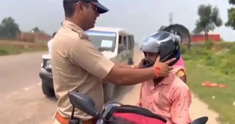 सड़क पर युवक को पुलिसकर्मी ने पहनाया हेल्मेट, यूजर बोला- शादी में इस इज्जत से सेहरा भी नहीं पहनाया गया होगा 