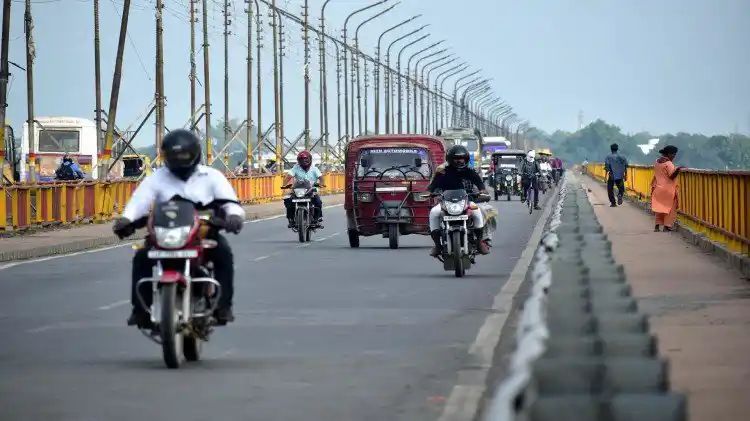 यूपी ,,प्रयागराज : गंगा पर बने शास्त्री पुल की एक लेन पहली अक्तूबर से पंद्रह दिनों के लिए बंद