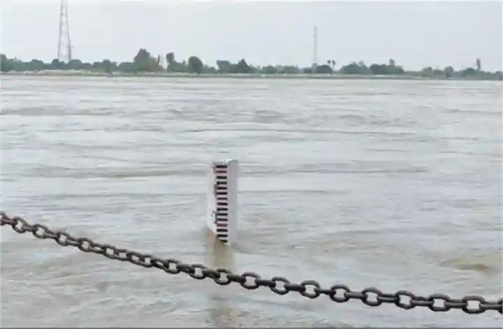 गोरखपुर में बाढ़ का खतराः जलस्तर बढ़ने से सरयू नदी खतरे के निशान से पार, राप्ती में भी आया उफान