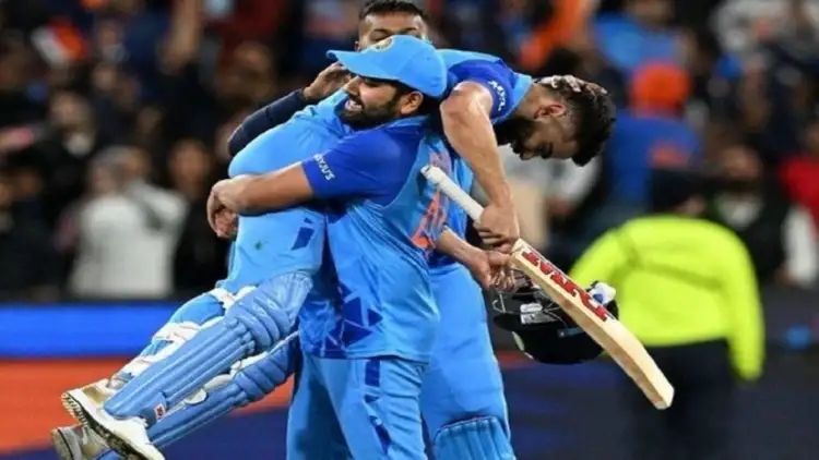 Virat Kohli बीच मैदान पर रो पड़े, पाकिस्तान को हराने के बाद ये क्या हुआ? अंदर पढ़ें मैच का पूरा डिटेल,,,