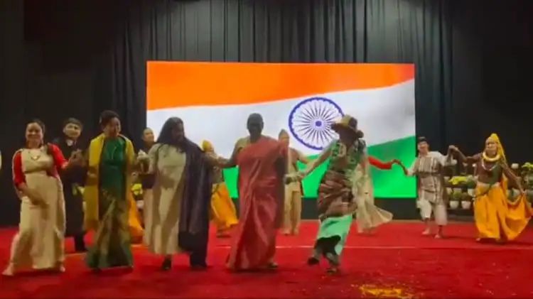 Video: राष्ट्रपति द्रौपदी मुर्मू और सिक्किम के सीएम की पत्नी कृष्णा राय ने नृत्य मंडली के साथ किया डांस