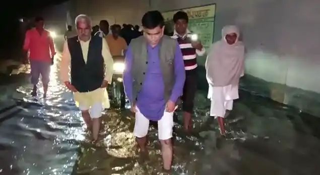 बूलंदशहर: अंडर पास में भरे गंदे पानी मे उतरे विधायक प्रदीप चौधरी, RLD मुखिया पर कसा तंज, कहा- 'BJP नेता सांड की तरह नहीं घूमते'।