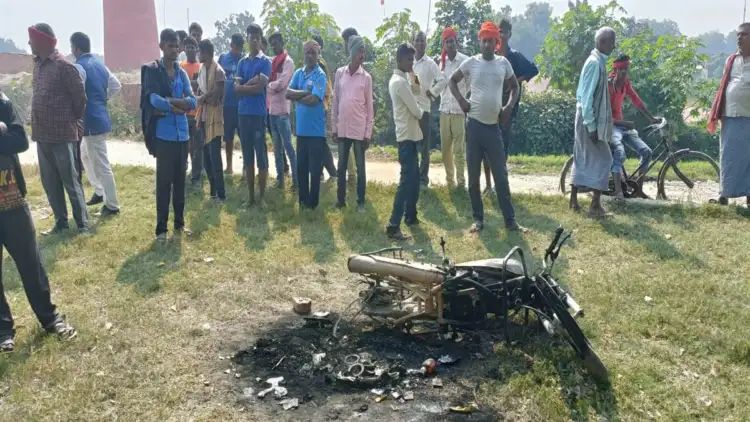 चंदौली में जन्मदिन पार्टी के दौरान बवाल, खंडित कर दी गौतम बुद्ध की प्रतिमा, युवकों ने जला दी बाइक