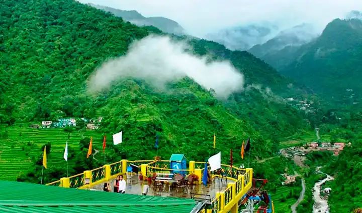 (संपादकीय),,प्राकृतिक सुंदरता को निहारने के लिए अपनी ट्रेवल लिस्ट में शामिल करें देहरादून, ले प्राकृतिक झरनो और मौसम का मजा,,,।