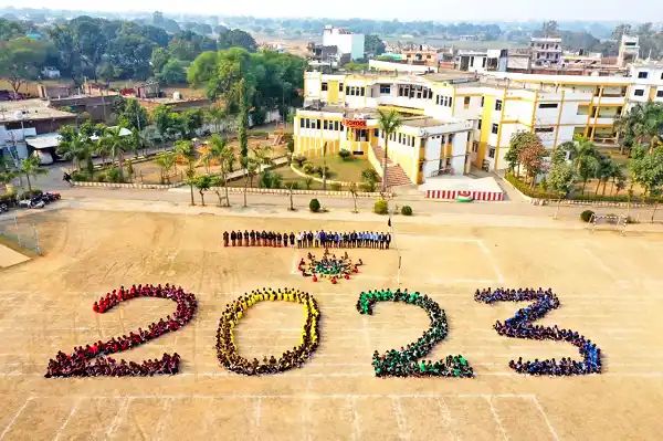 वर्ष 2023 का स्वागत : सीधी में स्कूली बच्चों ने मानव श्रृंखला बनाकर दिया देशभक्ति का संदेश,,,।