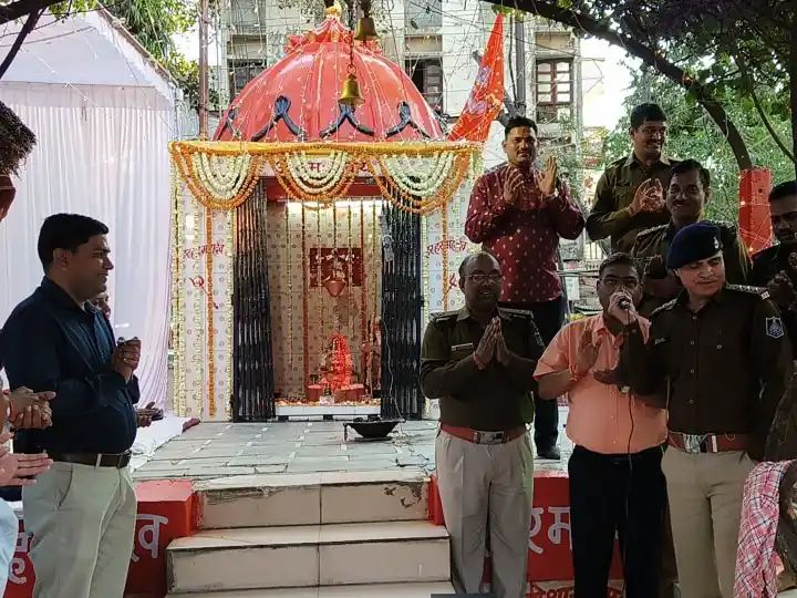 एमपी,न्यूज : इंदौर में मुस्लिम थाना प्रभारी ने महा शिवरात्रि पर पेश की कौमी एकता की मिसाल, राम भजन पर झूमे पूरा स्टाफ,,,।