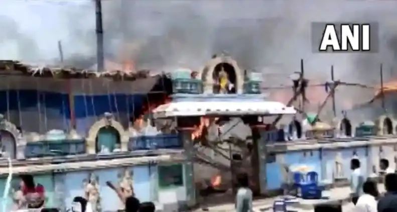 बड़ी खबर::आंध्र प्रदेश:रामनवमी पर बनाए पंडाल में शॉर्ट सर्किट से लग गई भीषण आग, बड़ा हादसा होने से बचा,देखे VIDEO, MP::इंदौर में भी लगी आग,,,।