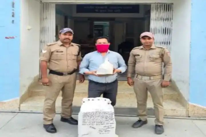 परचून की दुकान से महंगे दामों में बेची जा रही थी अवैध शराब, पुलिस ने दुकानदार को किया गिरफ्तार,,,।