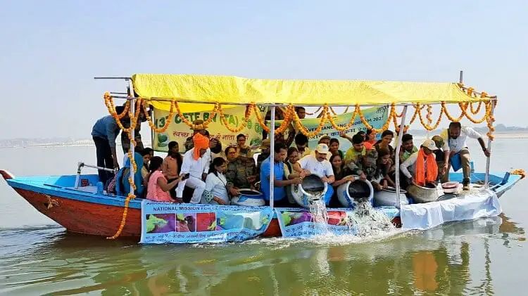 वाराणसी नमामि गंगे : संत रविदास घाट से गंगा में छोड़ी गई दो लाख मछलियां, नदी और मछुआरों को होगा जबरदस्त फायदा,,,।