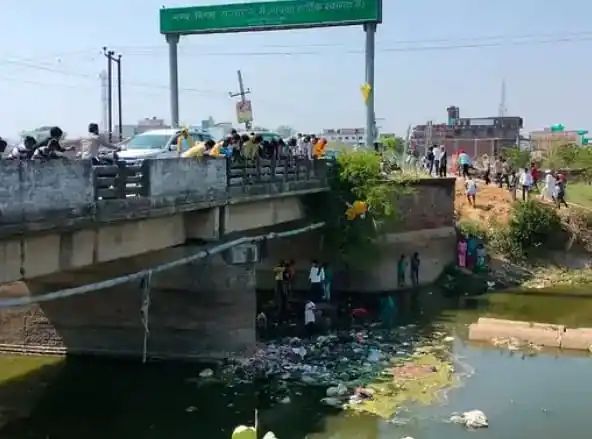 बिहार : सासाराम की नहर में बहते दिखे नोटों के बंडल, दोनों हाथों से गड्डियां बटोरने में लगे लोग,,,।