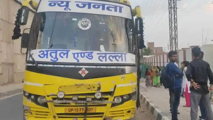 फिरोजाबाद : टोल प्लाजा पर लघुशंका को उतरीं सवारियों को छोड़कर चली गई बस, चालक की दबंगई पर महिला ने दिखाई 'पावर',,,।