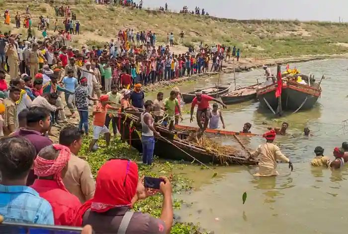 यूपी,न्यूज : 35 लोगों को ले जा रही नाव पलटी, तीन महिलाओं की हुई मौत,,,।