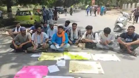 वाराणसी : बीएचयू में अब पत्रकारिता के छात्रों का धरना,,,।