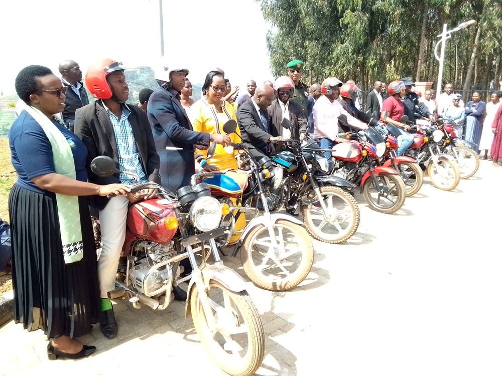 Burera: Abanyamabanga Nshingwabikorwa b’utugari 38 bahawe  moto, biyemeje gutanga serivisi zinoze kurushaho.