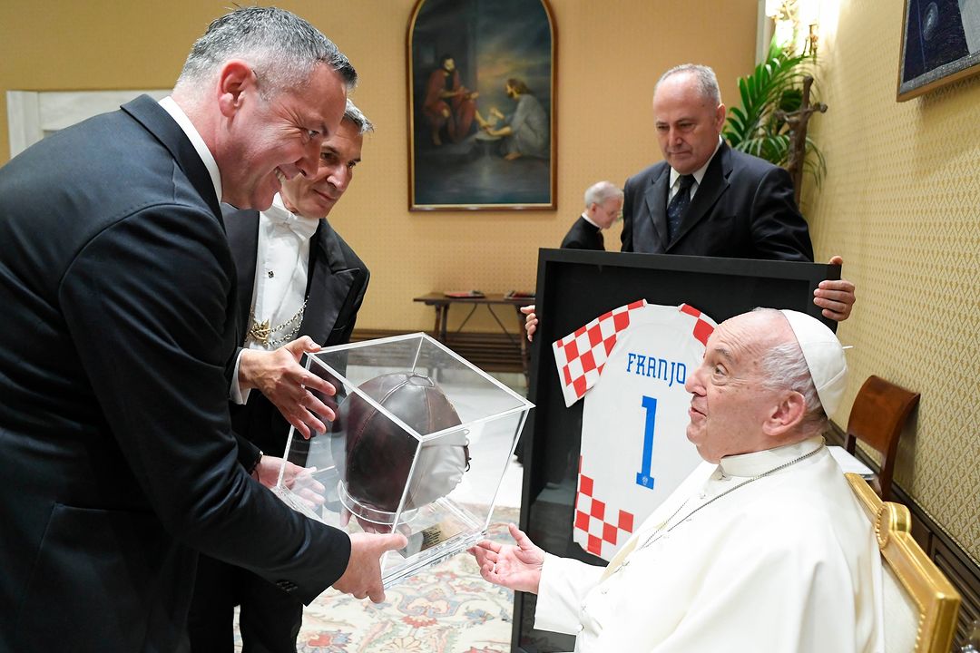 Ikipe y’igihugu ya Craoatia yasuye papa Francis i Vatikani