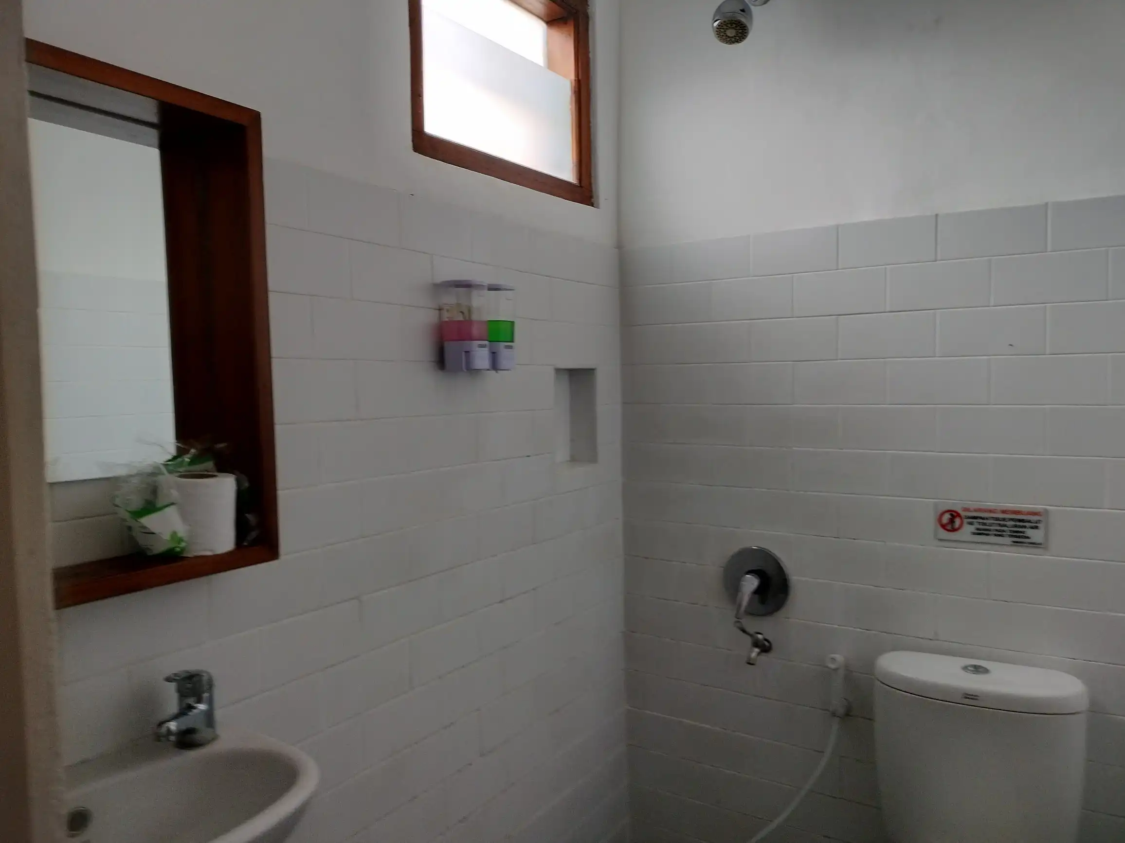 kamar mandi di pawon cokelat guesthouse yogyakarta