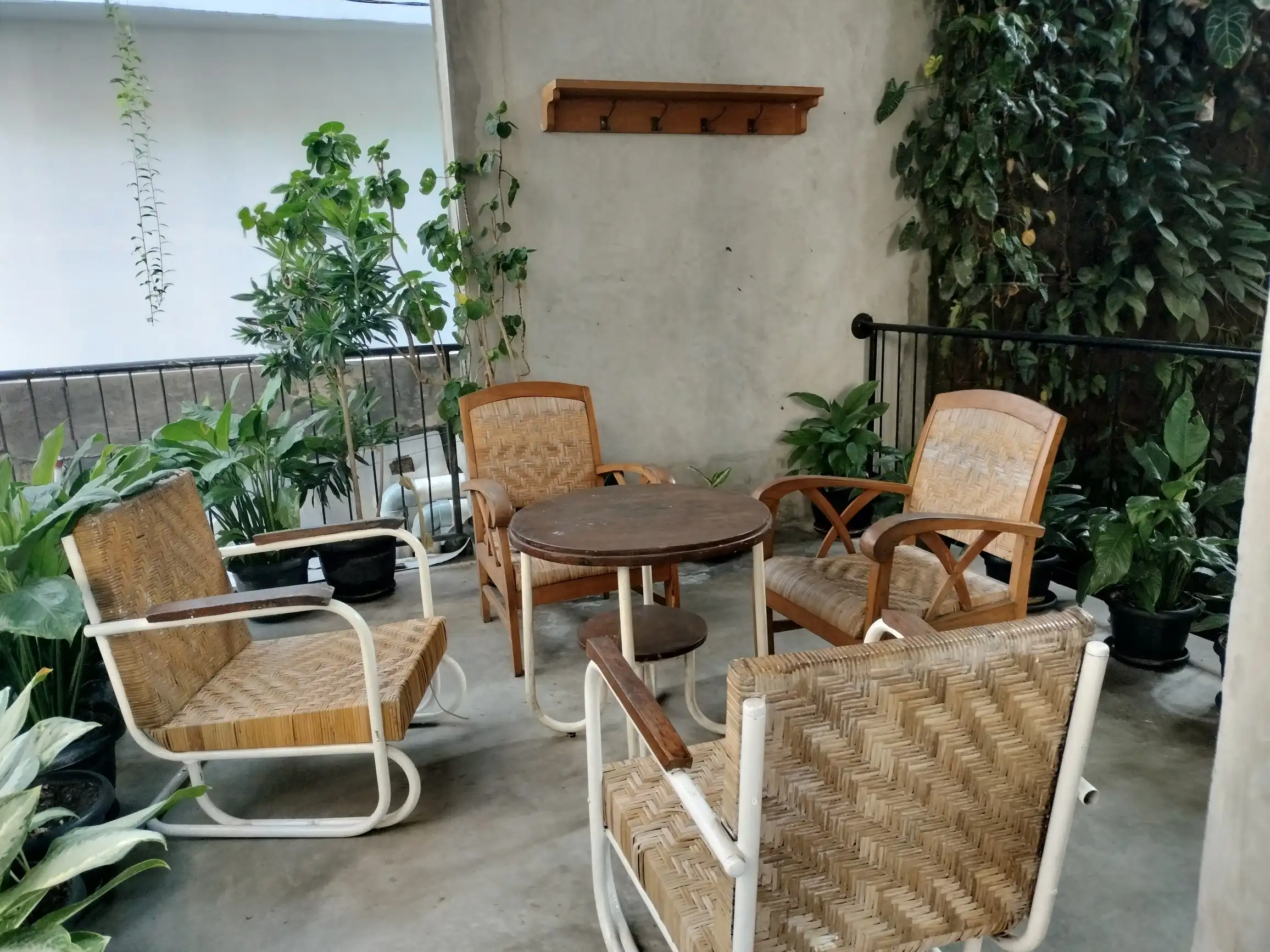 teras atas pawon cokelat guesthouse
