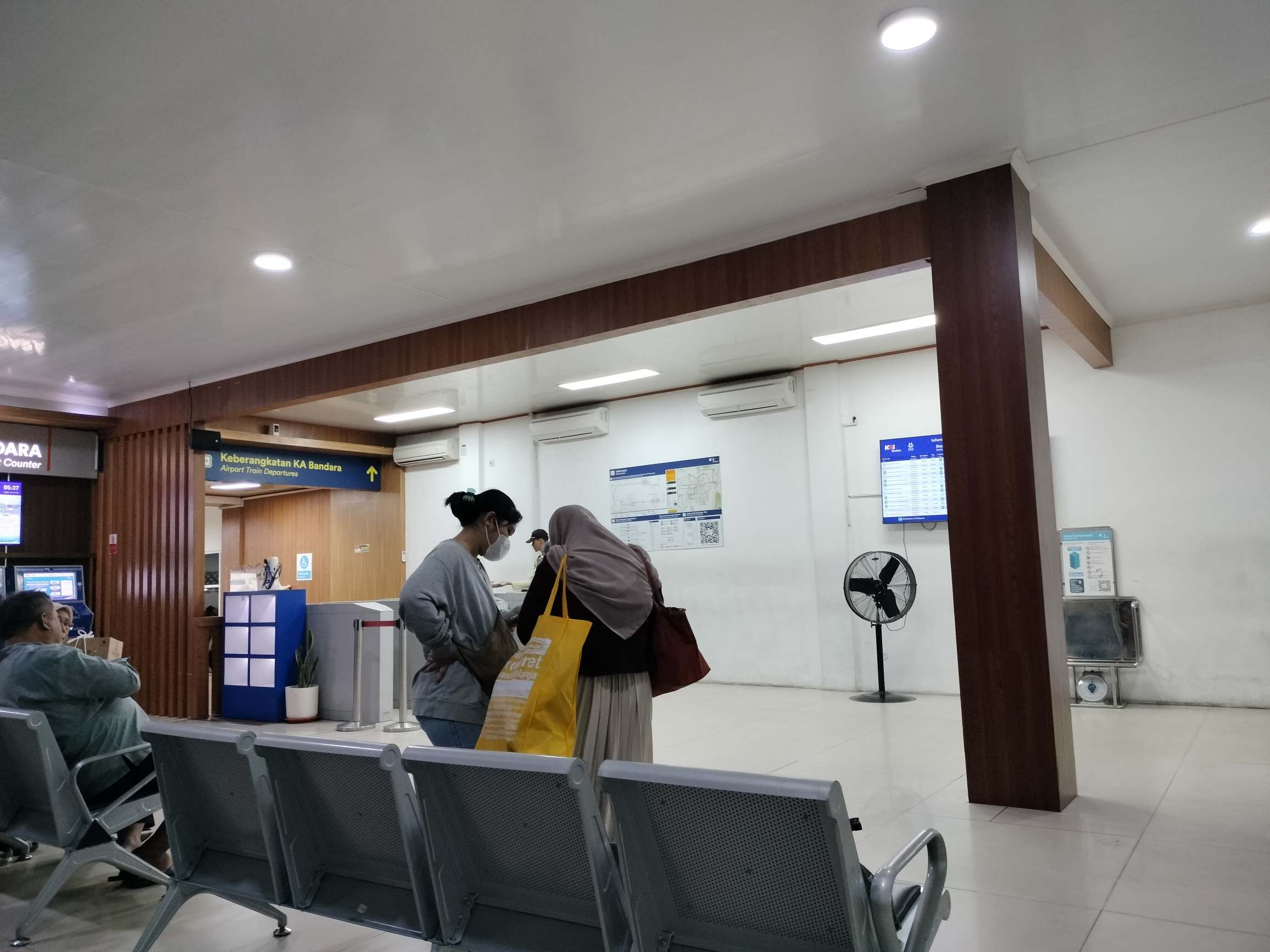 ruang tunggu kereta bandara stasiun yogyakarta