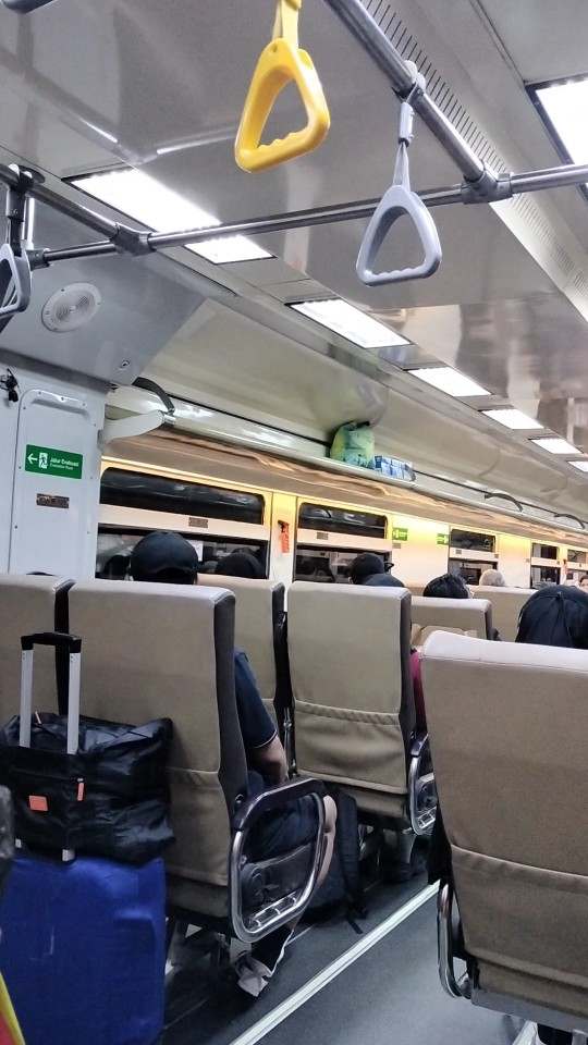 bagian dalam kereta bandara