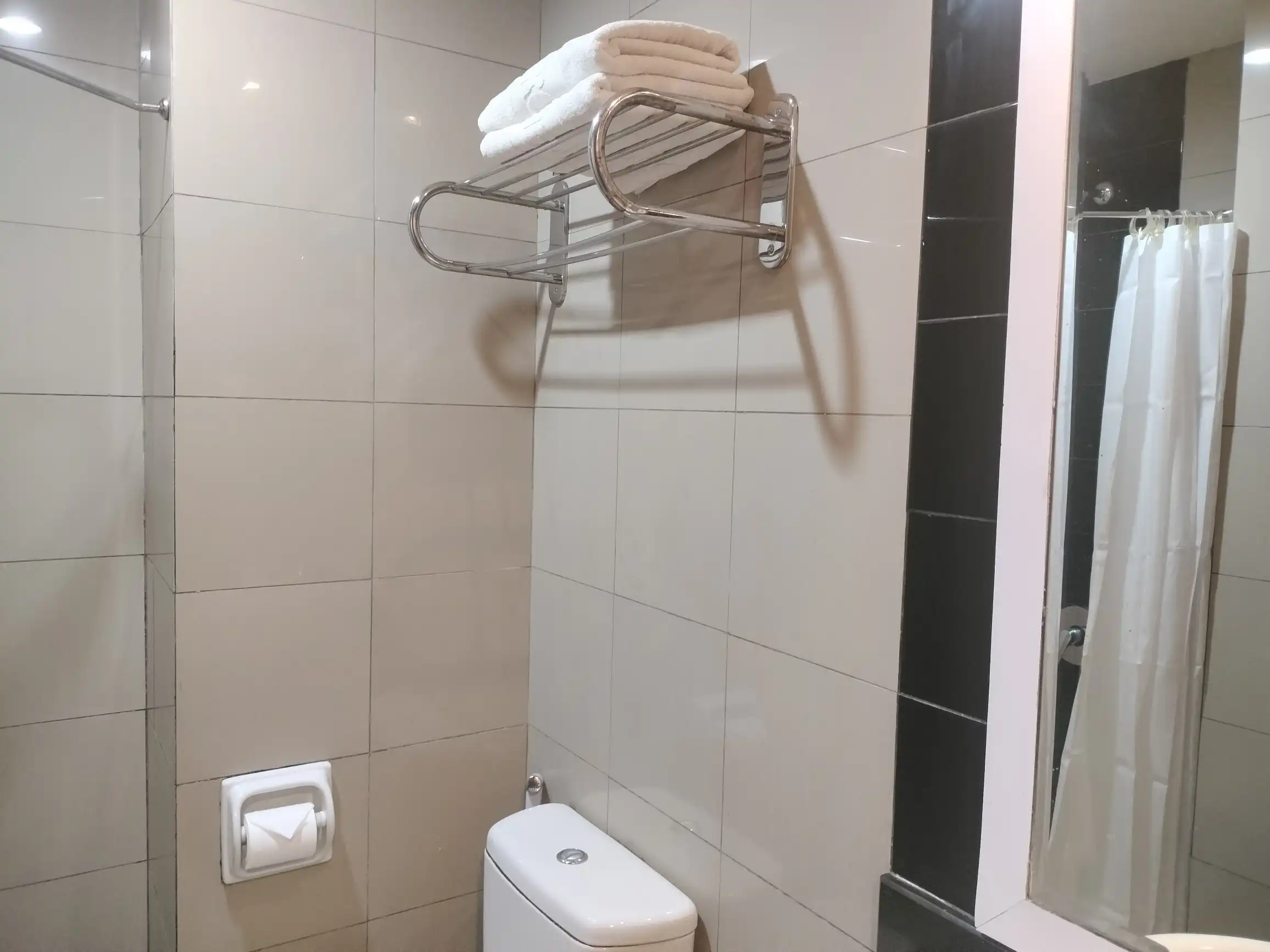 kamar mandi royal jelita hotel