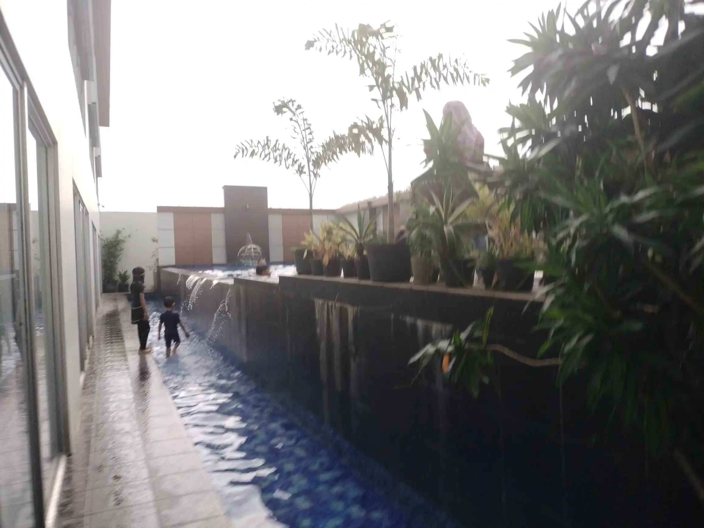 kolam renang royal jelita hotel
