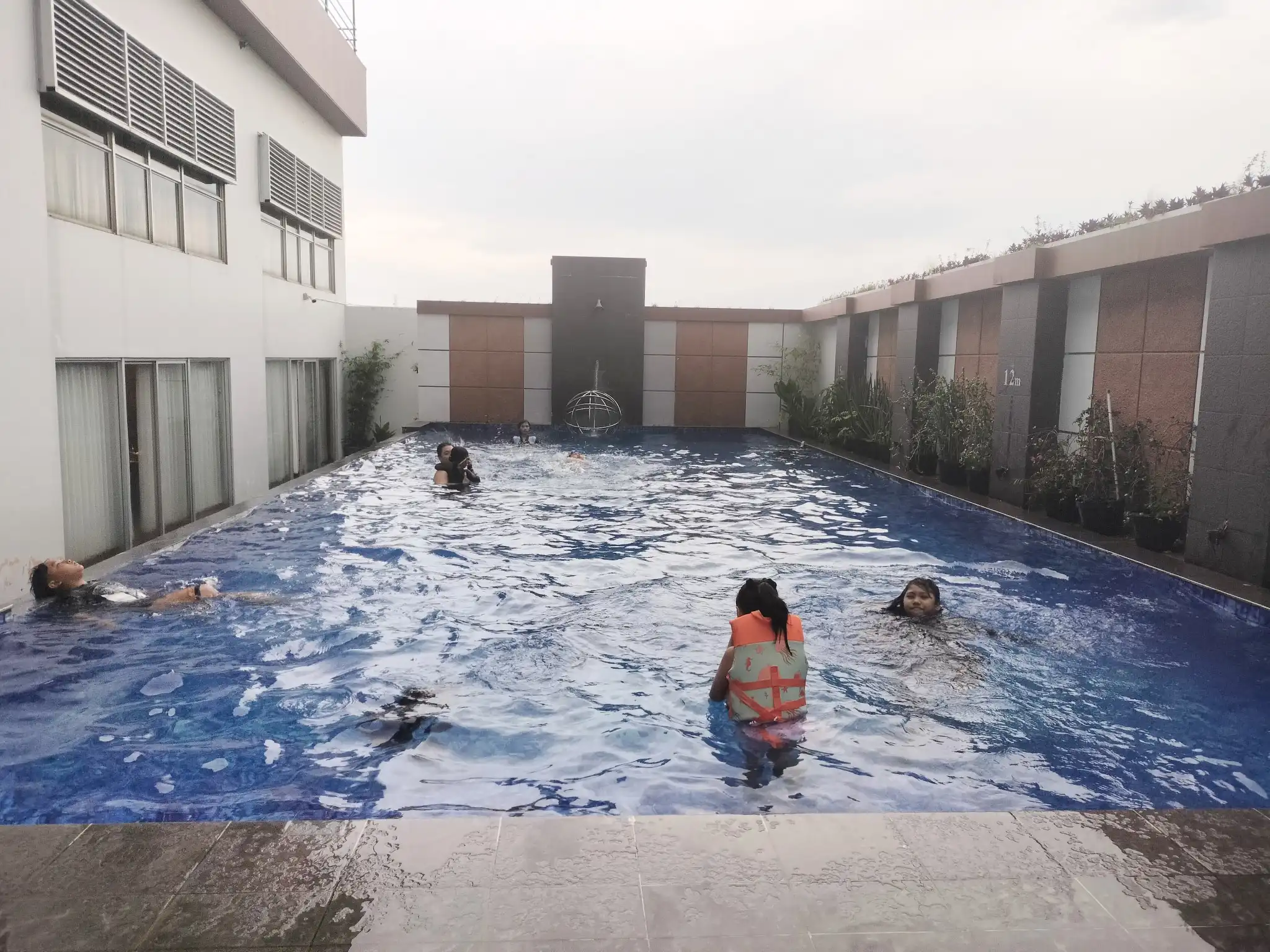 kolam renang royal jelita hotel