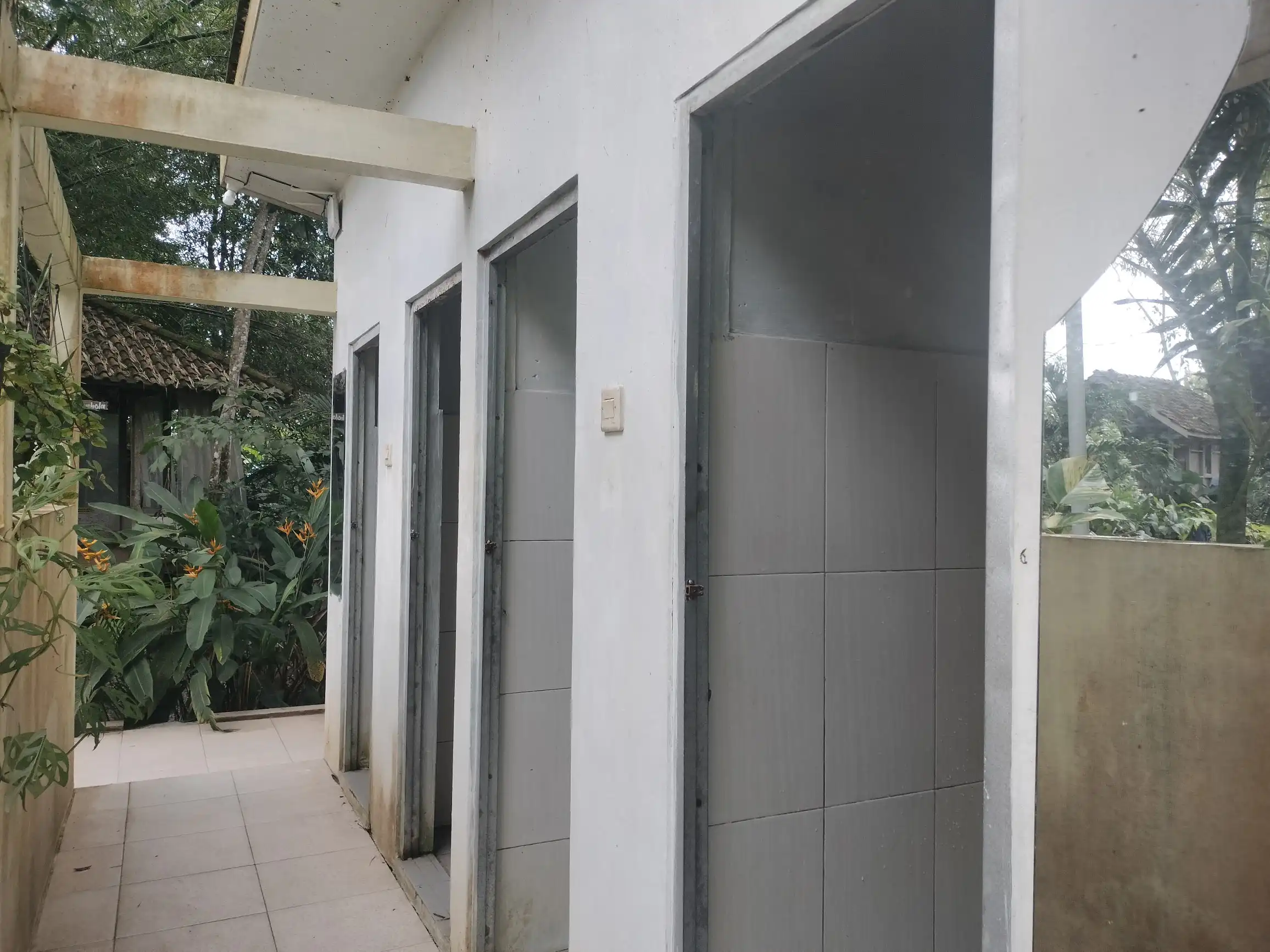 toilet dan kamar mandi di bangkal forest