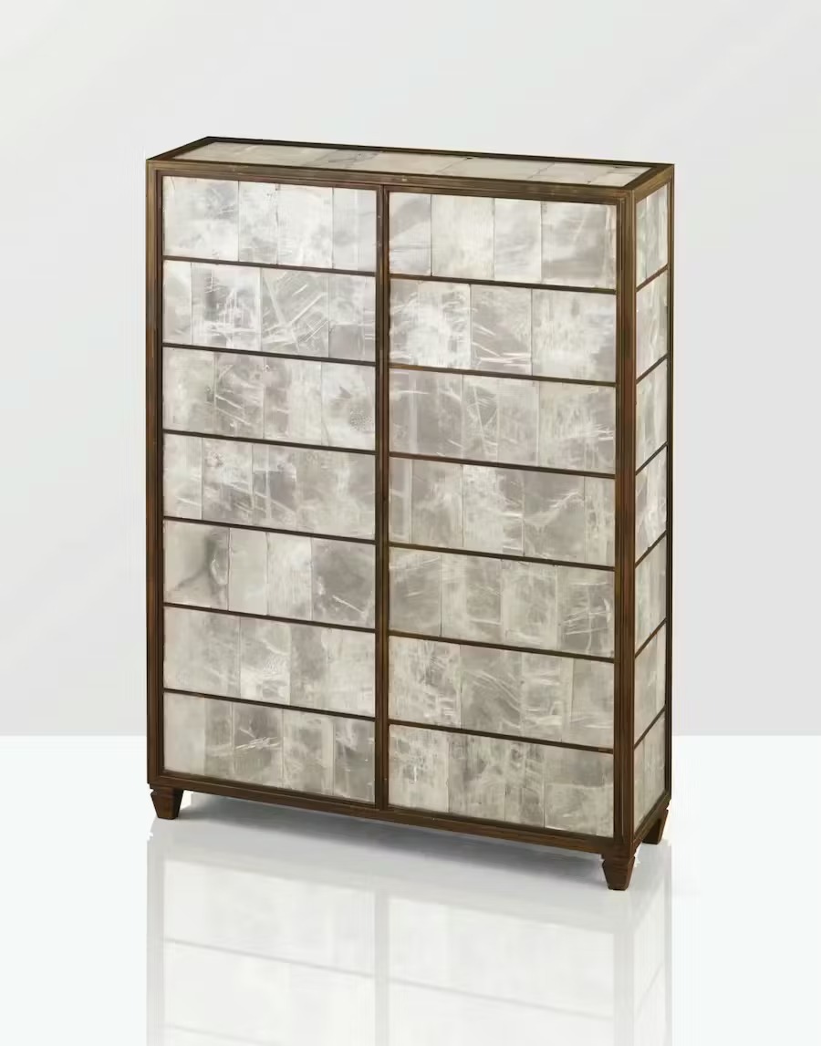 Jean-Michel Frank (1895-1941), cabinet, unique, around 1935, bronze, plaster and oak, 109 x 75.5 x 22 cm. Photo