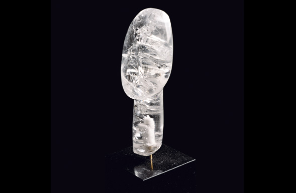de-ferranti-objects-of-desire-curiosities-rock-crystal-rock-crystal-cycladic-head-on-pedestal-01