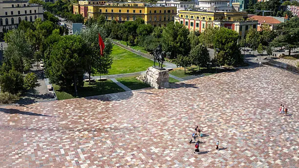 Tirana Stroll Tour: Walk & Taste