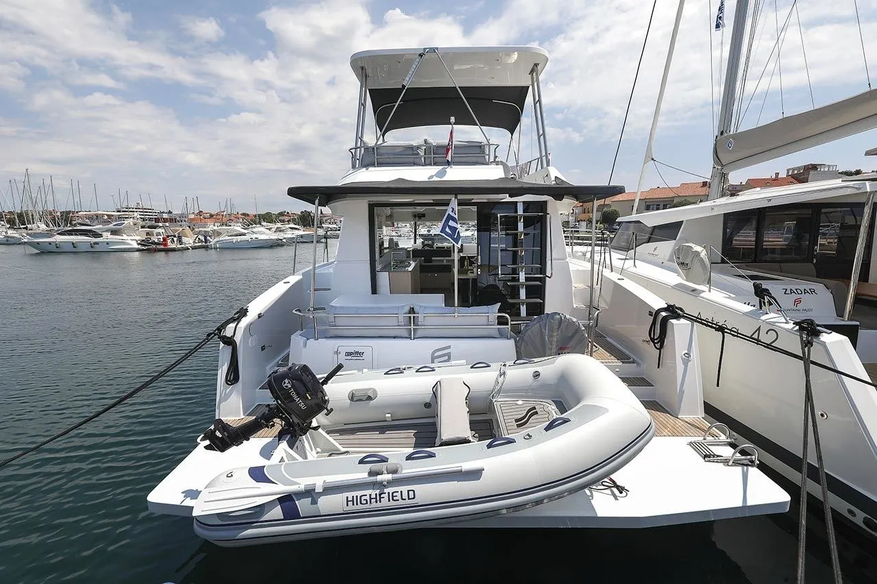 Арендуйте 11м моторный катамаран Fountaine Pajot MY 37 в Биоград на Мору