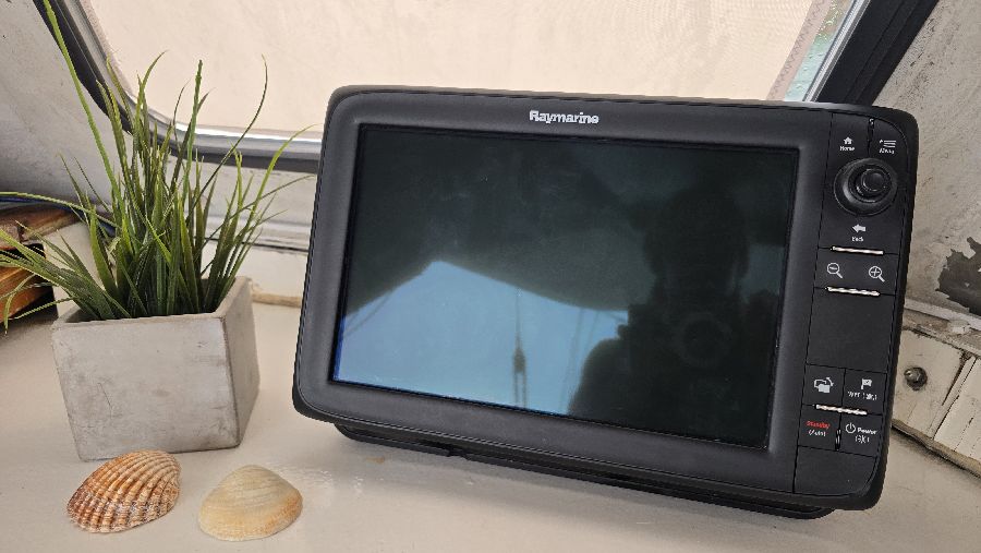 Raymarine c127 Chartplotter & Fishfinder — photo 2