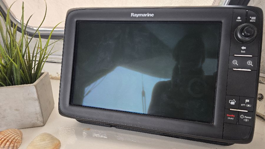 Raymarine c127 Chartplotter & Fishfinder — photo 6