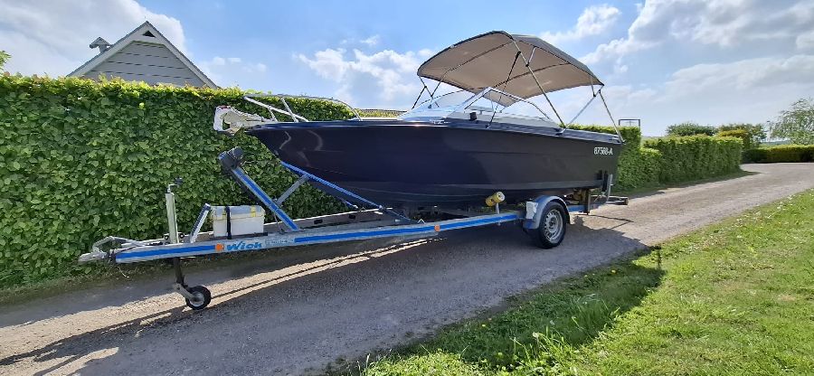 Motorboot Kajütboot mit Trailer