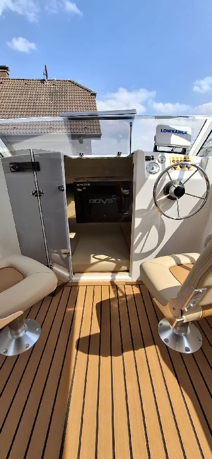 Motorboat Cabin Cruiser with Trailer — photo 2