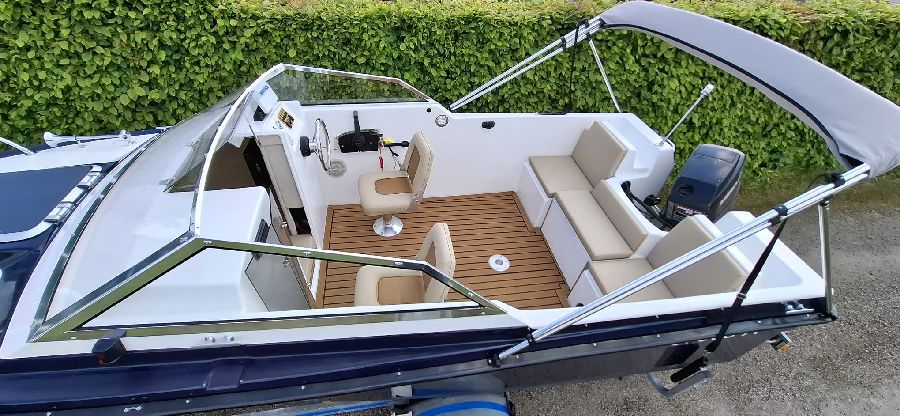 Motorboat Cabin Cruiser with Trailer — photo 3