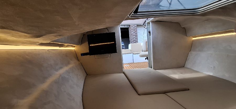 Motorboat Cabin Cruiser with Trailer — photo 4