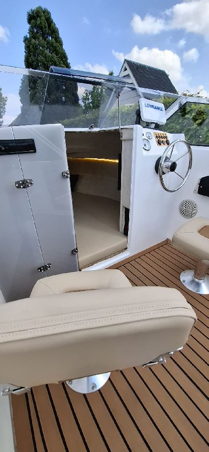 Motorboat Cabin Cruiser with Trailer — photo 6