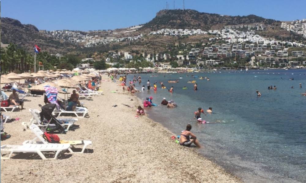 Bodrum Gündoğan koyunda gün batımı ve sahil şeridi genel görünümü.