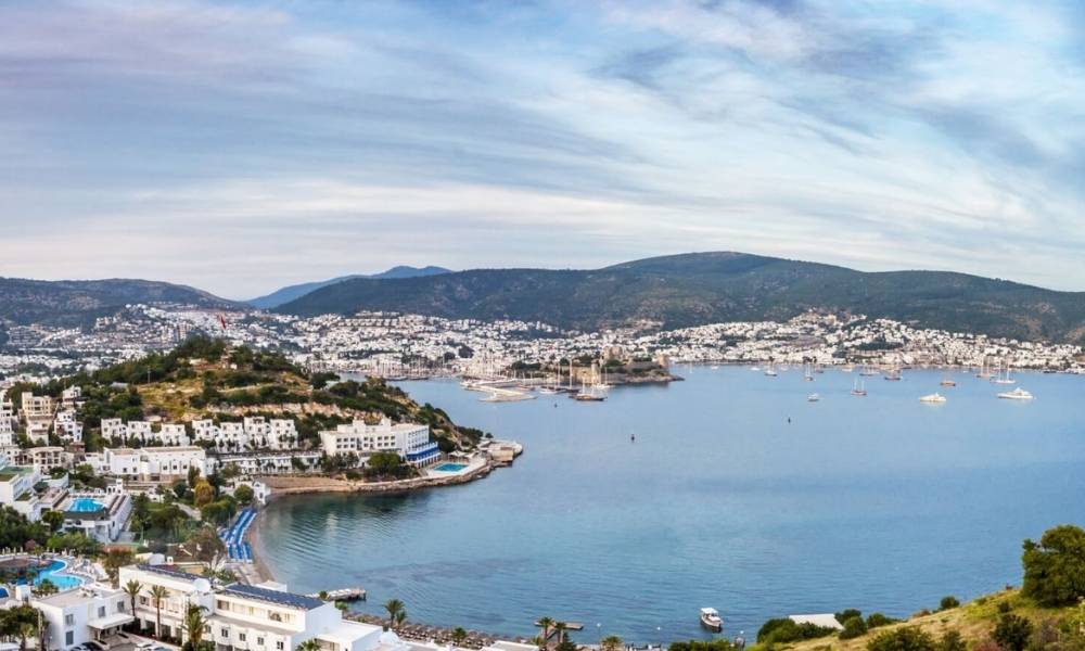 Bodrum kalesine karşı gün batımında sakin bir kış akşamı manzarası.