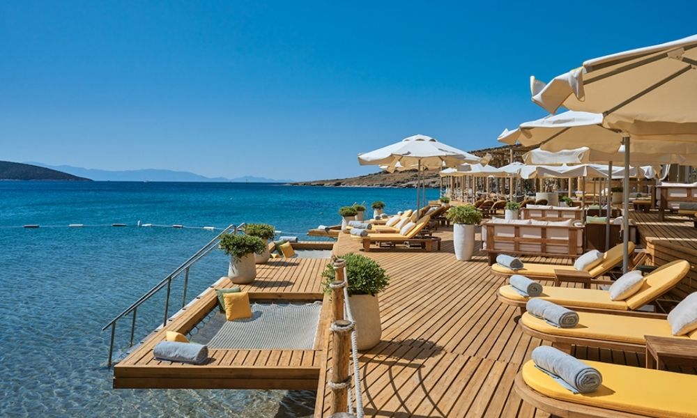 Bodrum beach club deniz manzarası ve şezlonglar