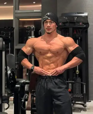 Profile photo of bodybuilder Shin Hee-dong