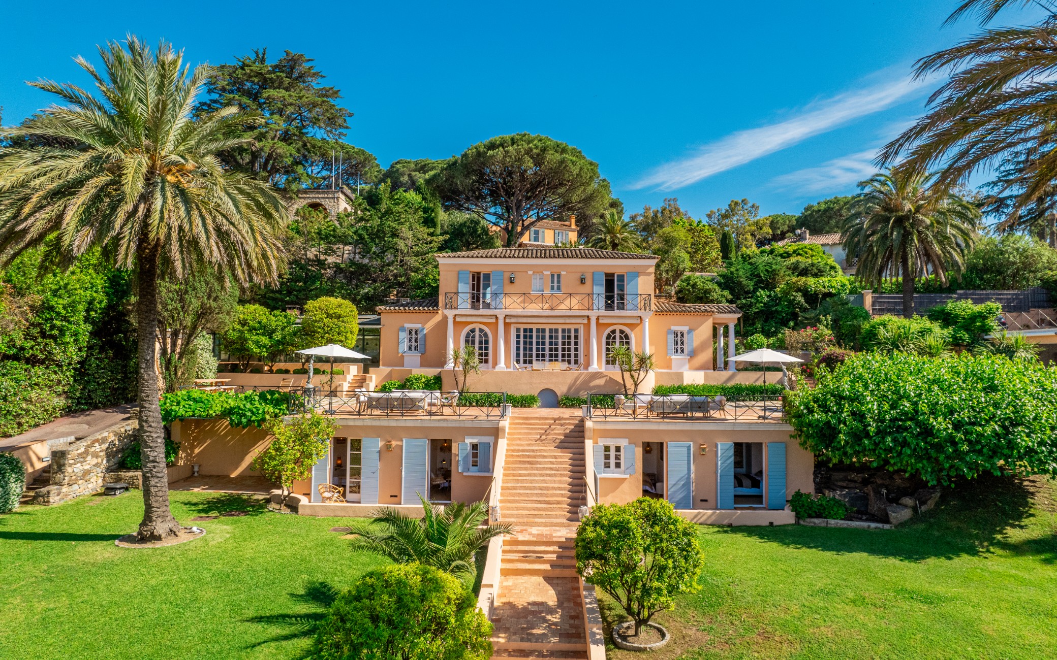 Saint-Barthelemy accommodation - Ramade Graniers - Beautiful luxury home with a well-maintained garden and spacious terrace, perfect for summer evenings.