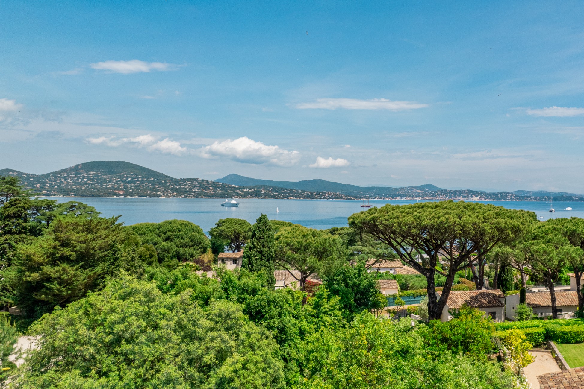  location - Sous les Pins - Beautiful panoramic view of the Mediterranean Sea from a luxurious property. Ideal for nature lovers and seeking tranquility.