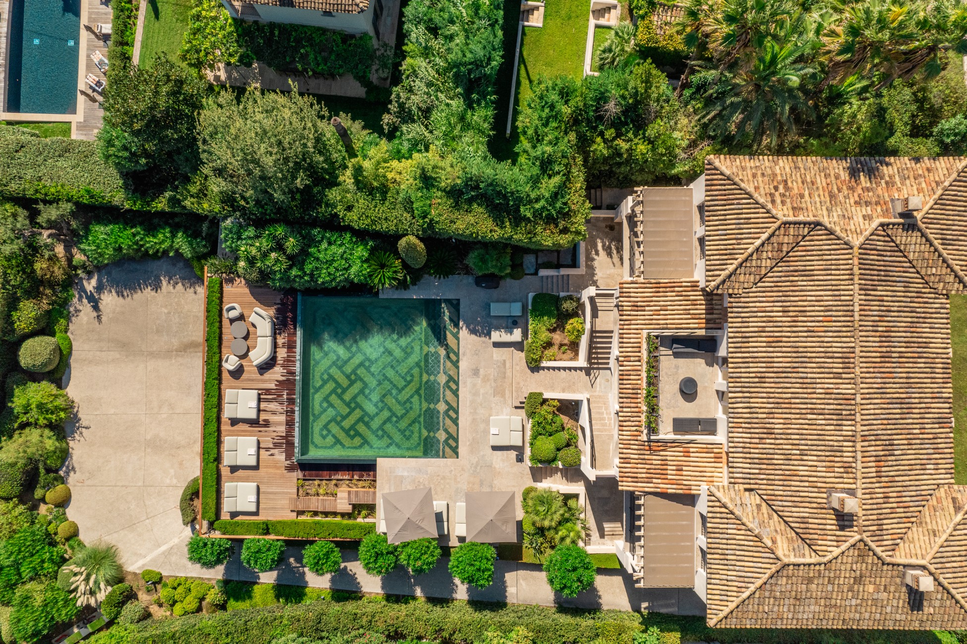 Saint-Barthelemy accommodation - Toumiettes - Discover this modern pool surrounded by a lush and well-maintained garden. Perfect for relaxation and leisure time.