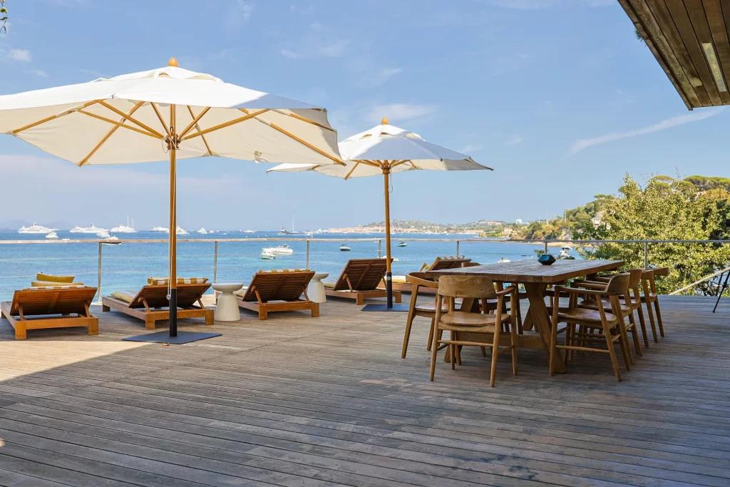 Saint-Barthelemy accommodation - La Tortue - Enjoy this wooden terrace with lounge chairs and umbrellas, offering a breathtaking view of the sea and boats.
