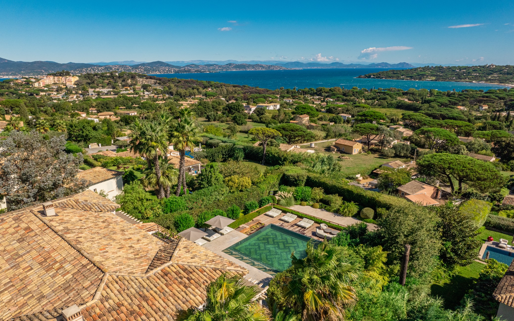 Saint-Barthelemy accommodation - Toumiettes - This stunning villa offers a breathtaking view of the Mediterranean Sea, surrounded by lush gardens and a private pool. Ideal for a luxurious and relaxing life.