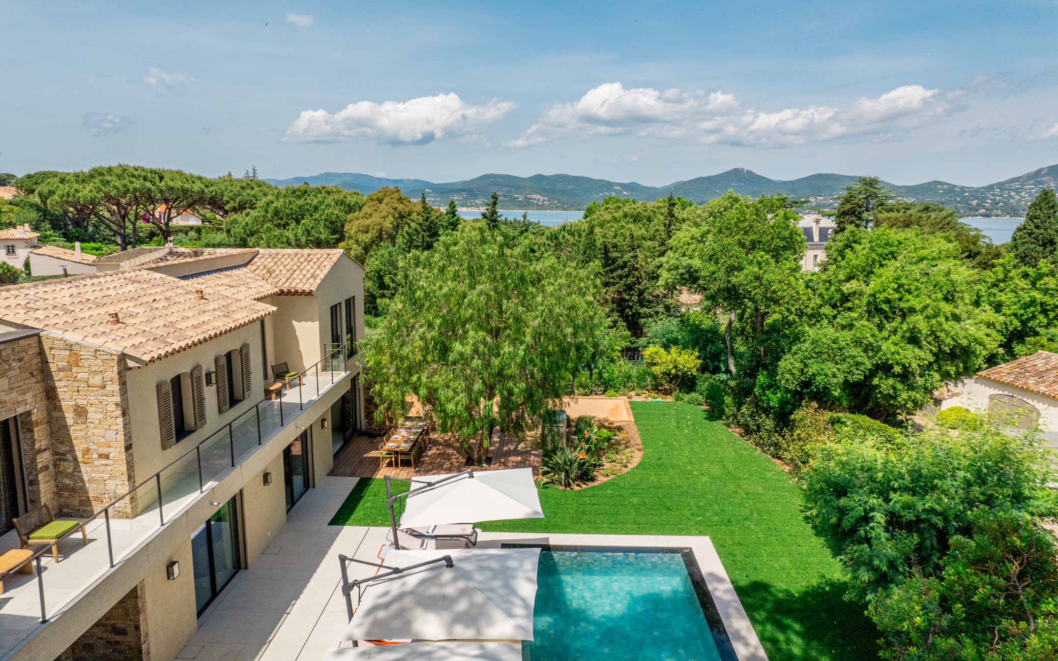  location - Sous les Pins - Discover this stunning luxury home featuring a private pool and breathtaking views of the mountains and lake. Perfect for a dream life.