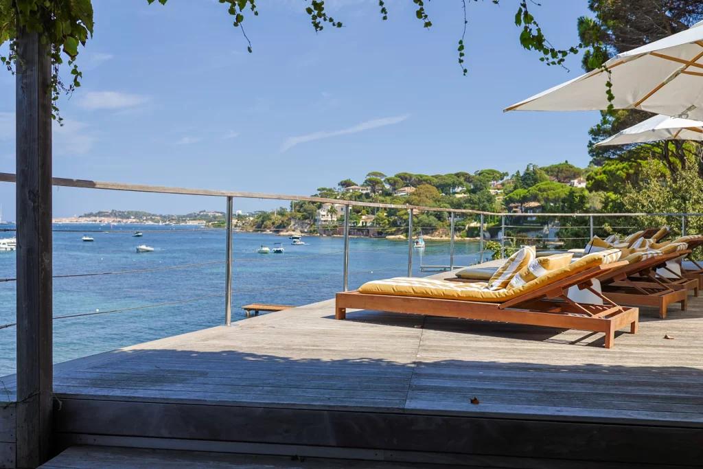 Saint-Barthelemy accommodation - La Tortue - Beautiful wooden terrace with stunning sea views, perfect for relaxing and enjoying the scenery.